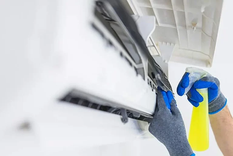 Specjalista wykonuje dokładne czyszczenie filtra klimatyzacji domowej