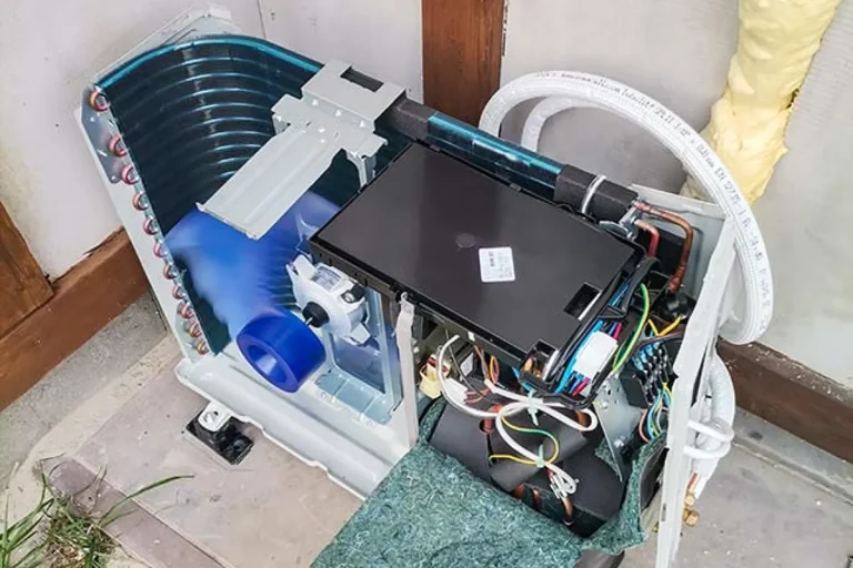 Rozebrana jednostka zewnętrzna podczas montażu klimatyzacji w domu