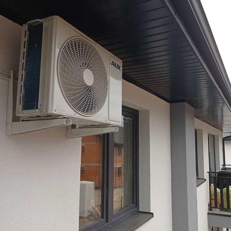 Wykonany przez Infomech montaż klimatyzacji w domu. Jednostka zewnętrzna na białej elewacji budynku