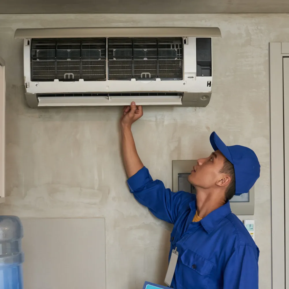 Instalator firmy infomech przeprowadza serwis klimatyzacji domowej