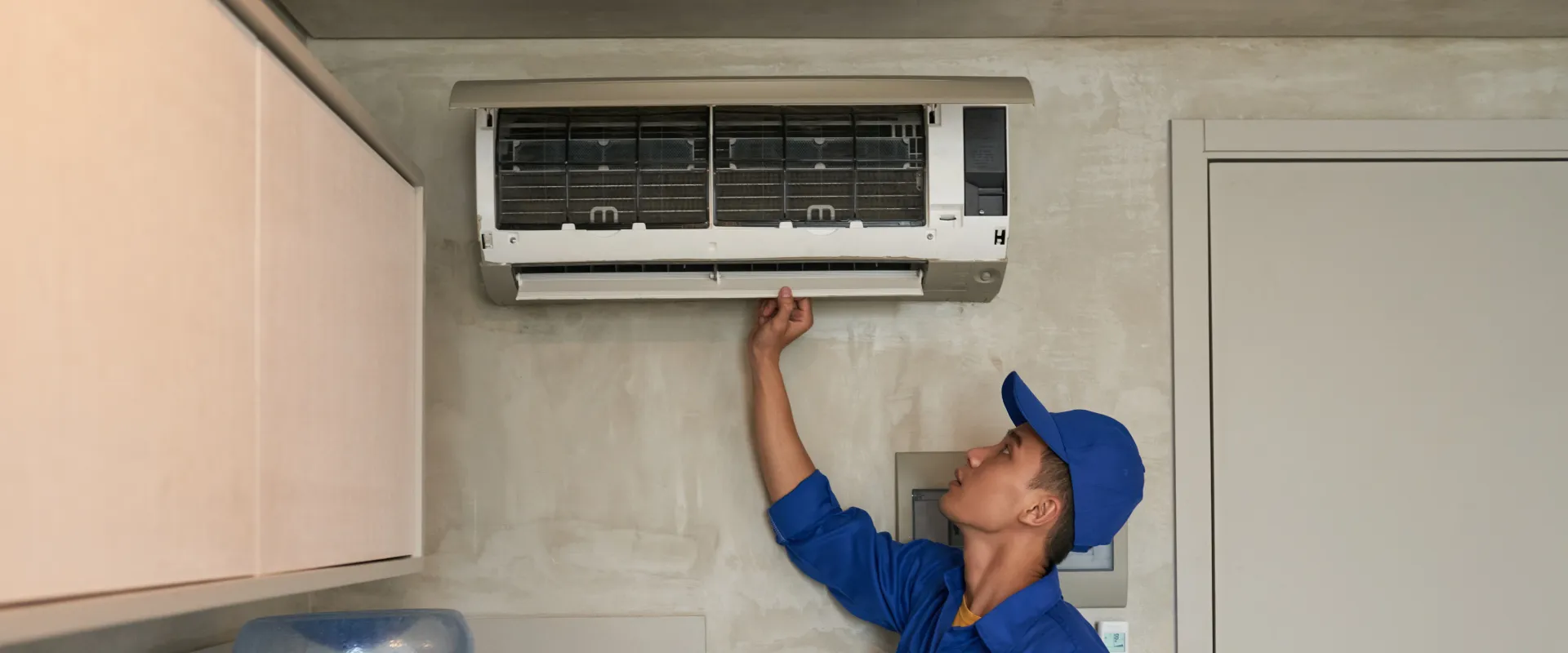 Instalator firmy Infomech przeprowadza serwis klimatyzacji domowej