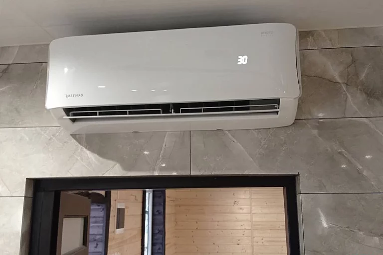 Biały klimatyzator do ogrzewania domku letniskowego