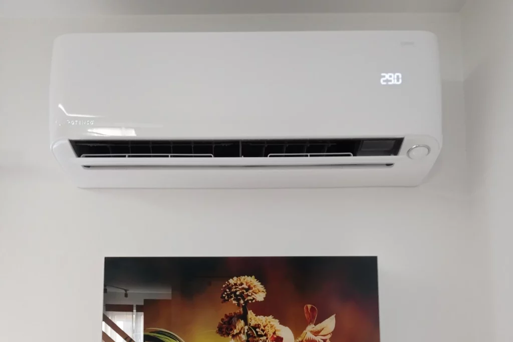 Klimatyzacja Pysznica w systemie split zamontowana na ścianie w salonie
