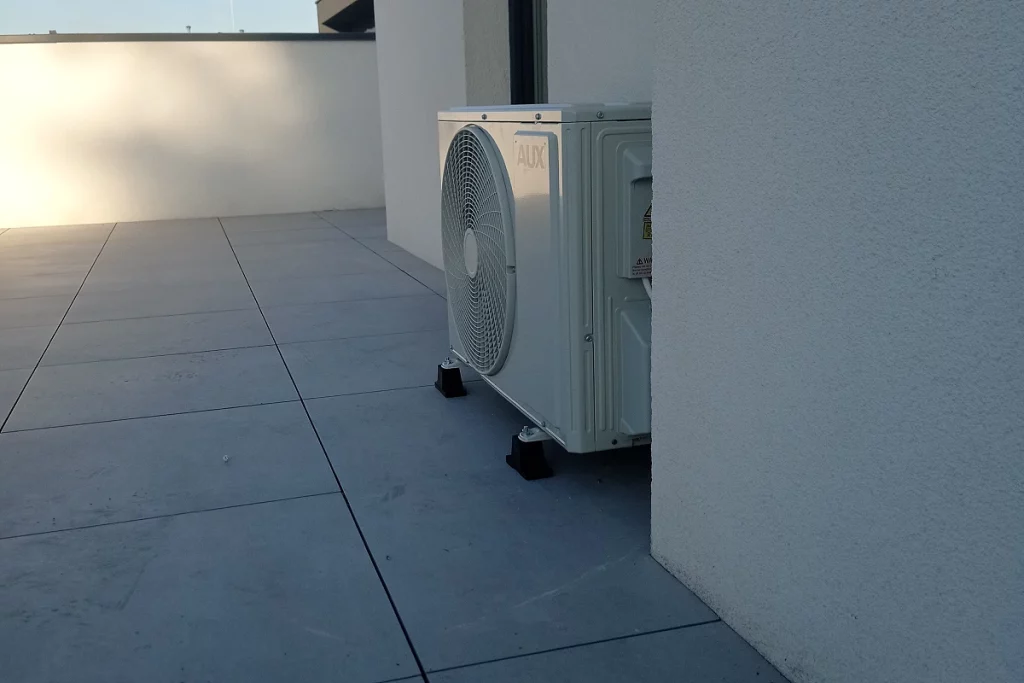 Jednostka zewnętrzna klimatyzacji Pysznica umieszczona balkonie budynku jednorodzinnego