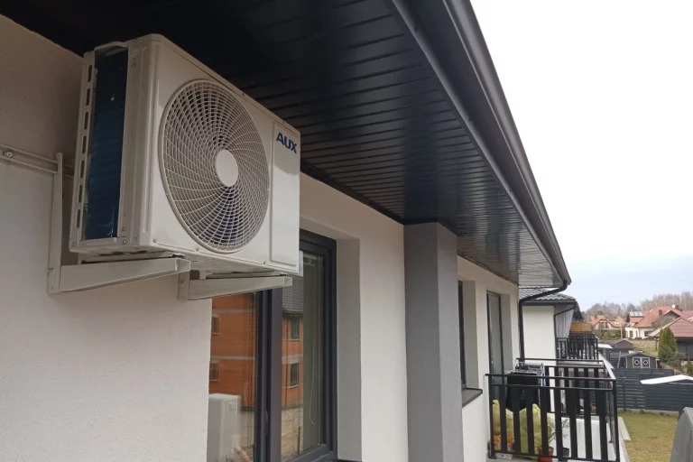 Klimatyzacja do mieszkania w bloku której jednostka zewnętrzna zamontowana jest na elewacji budynku