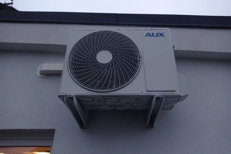 Montaż klimatyzacji AUX halo w salonie fryzjerskim przeprowadziliśmy na terenie Jarosławia. Na zdjęciu widoczna jednostka zewnętrzna systemu chłodzenia