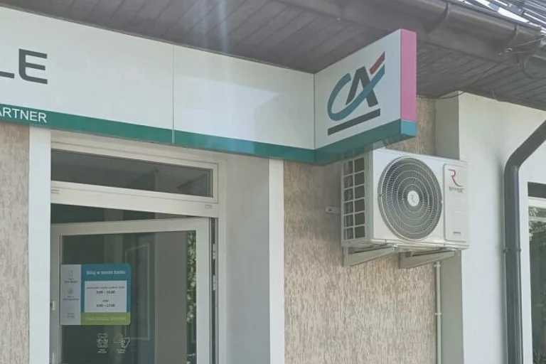 Montaż klimatyzacji w banku - zamontowana jednostka zewnętrzna na elewacji budynku