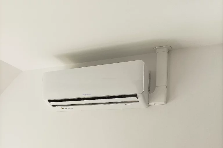 Jednostka wewnętrzna umieszczona na ścianie w trakcie montażu klimatyzacji w gabinecie stomatologicznym
