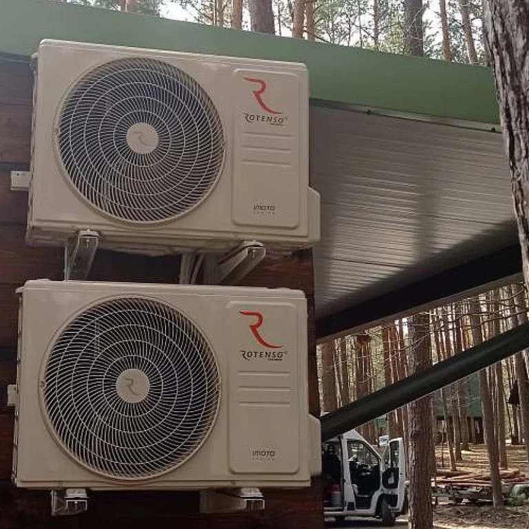 Dwa klimatyzatory na domku letniskowym służące do chłodzenia i ogrzewania domku letniskowego
