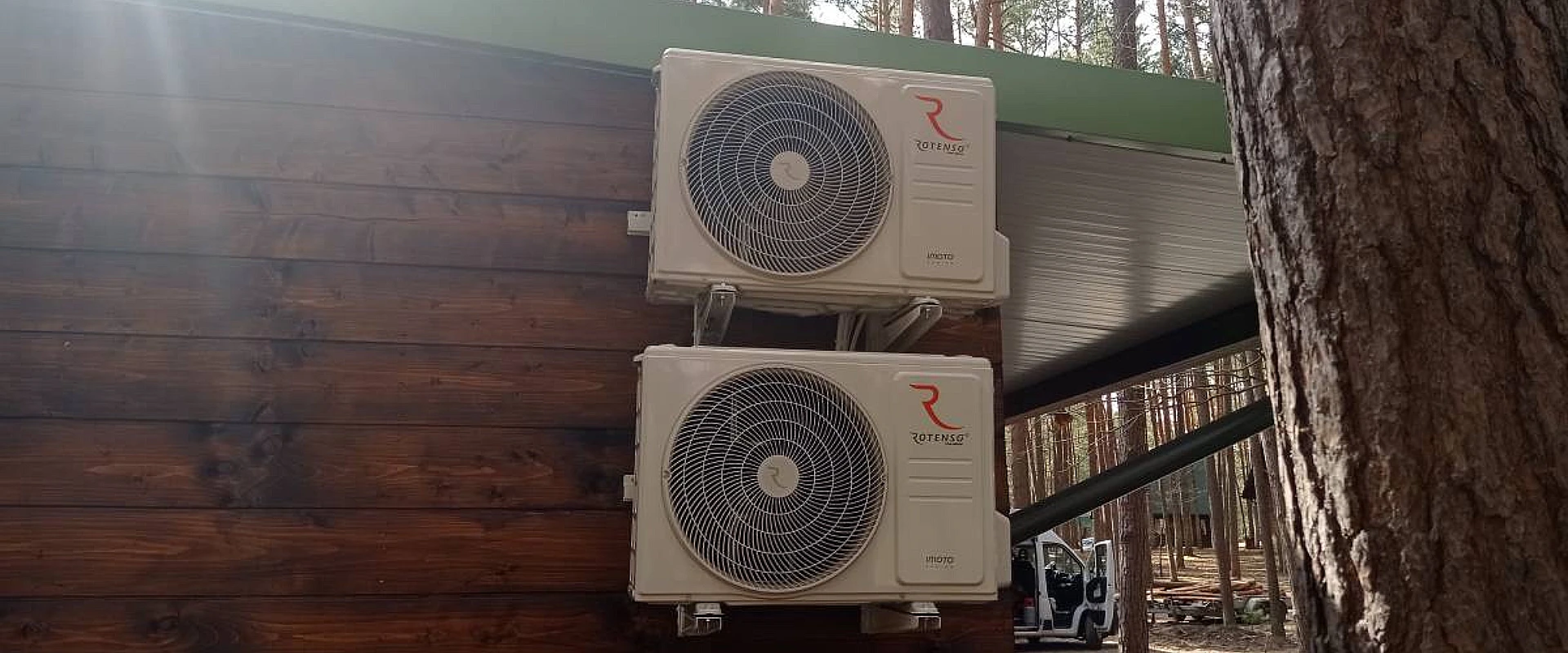 Dwa klimatyzatory na domku letniskowym służące do chłodzenia i ogrzewania domku letniskowego