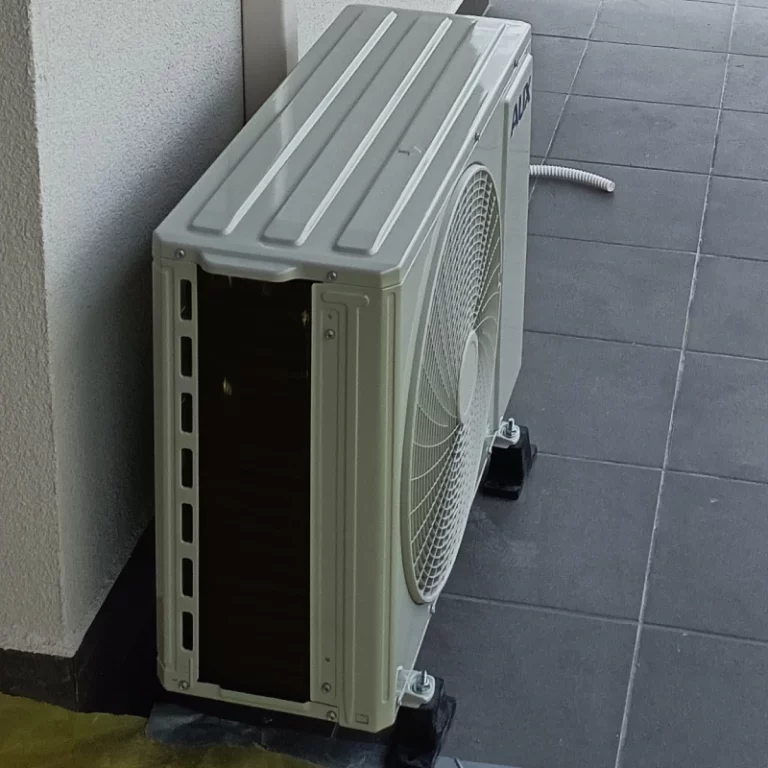 Klimatyzator na balkonie zamontowany na specjalnych gumowych nóżkach tłumiących drgania