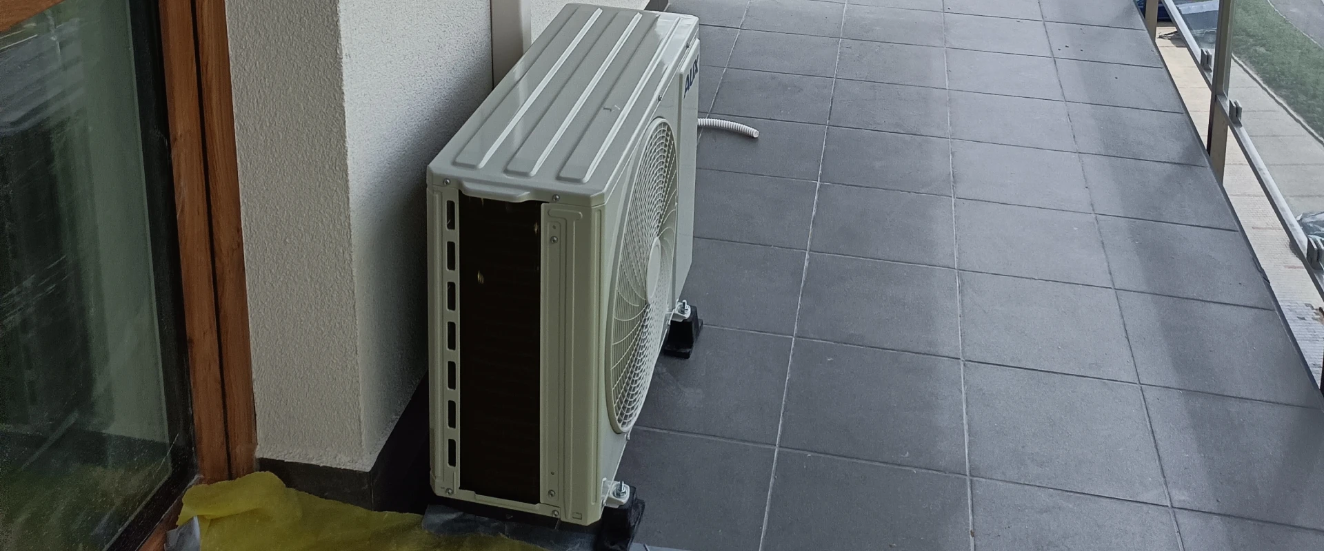 Klimatyzator na balkonie zamontowany na specjalnych gumowych nóżkach tłumiących drgania