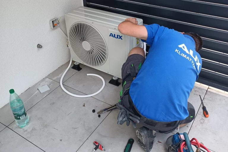 Montaż klimatyzacji na balkonie marki Aux wykonywany przez naszego instalatora