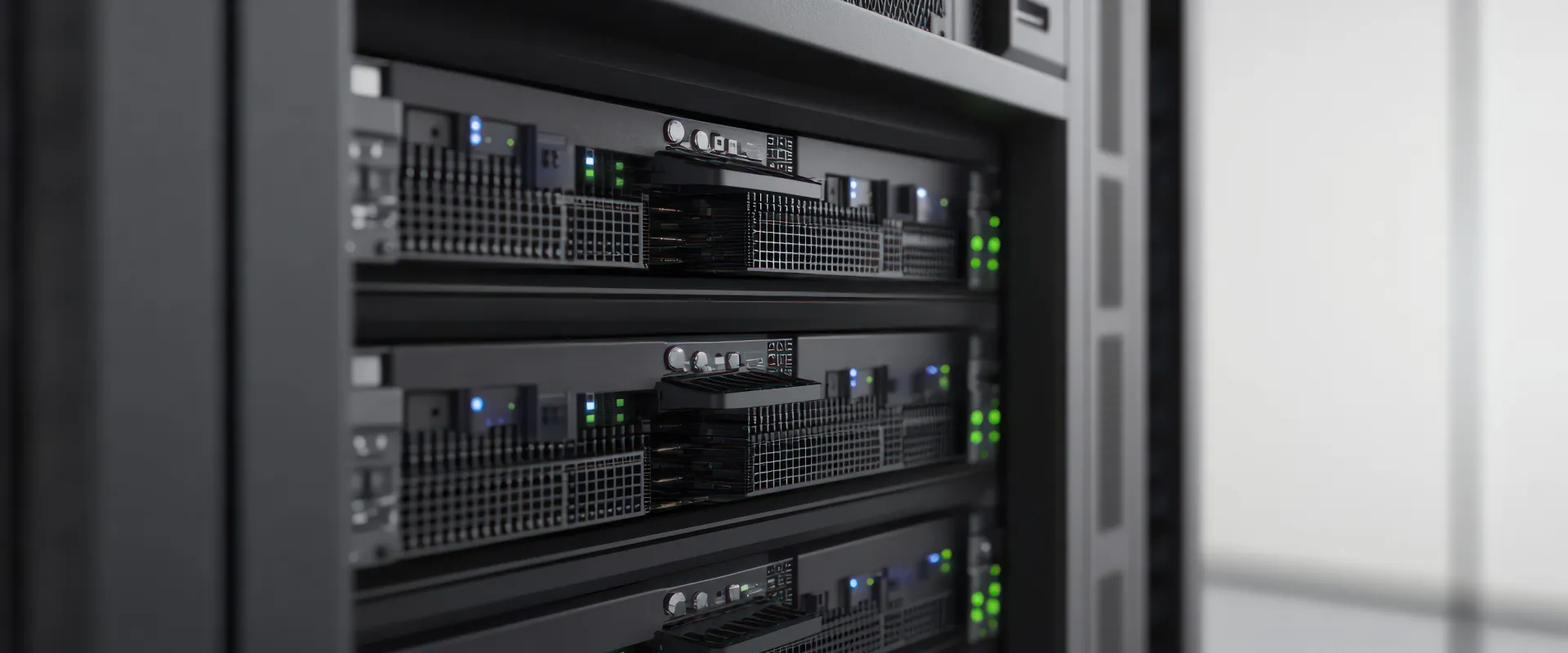 Montaż klimatyzacji w data center - szafa rack z urządzeniami serwerowymi