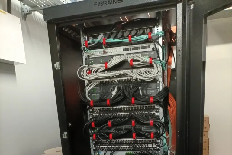 Szafa rack z urządzeniami serwerowymi w data center