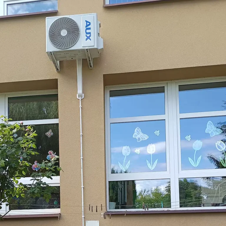 montaż klimatyzacji w szkołach i żłobkach - jednostka zewnętrzna znajdująca się na elewacji budynku