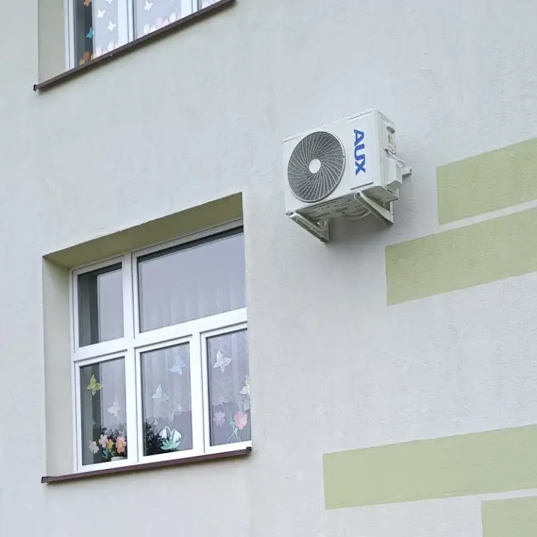 montaż klimatyzacji w szkołach i żłobkach - jednostka zewnętrzna znajduje się na elewacji budynku