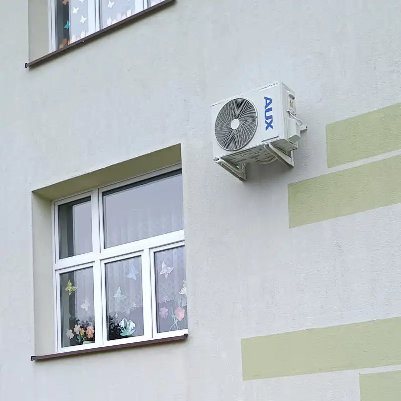 montaż klimatyzacji w szkołach i żłobkach - jednostka zewnętrzna znajduje się na elewacji budynku