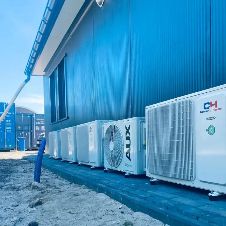 jednostki zewnętrzne klimatyzatorów znajdujące się przy ścianie budynku