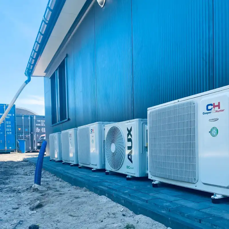 jednostki zewnętrzne klimatyzatorów znajdujące się przy ścianie budynku