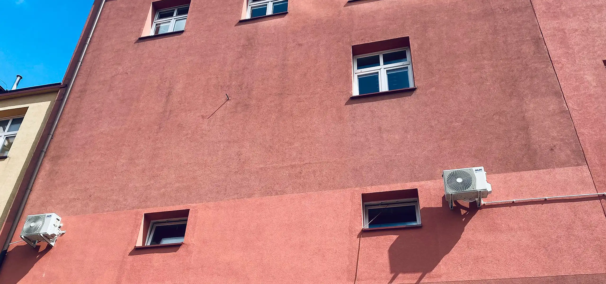 dwie jednostki zewnętrzne klimatyzatora zamontowane na budynku szpitala bezpieczeństwo i higiena pracy