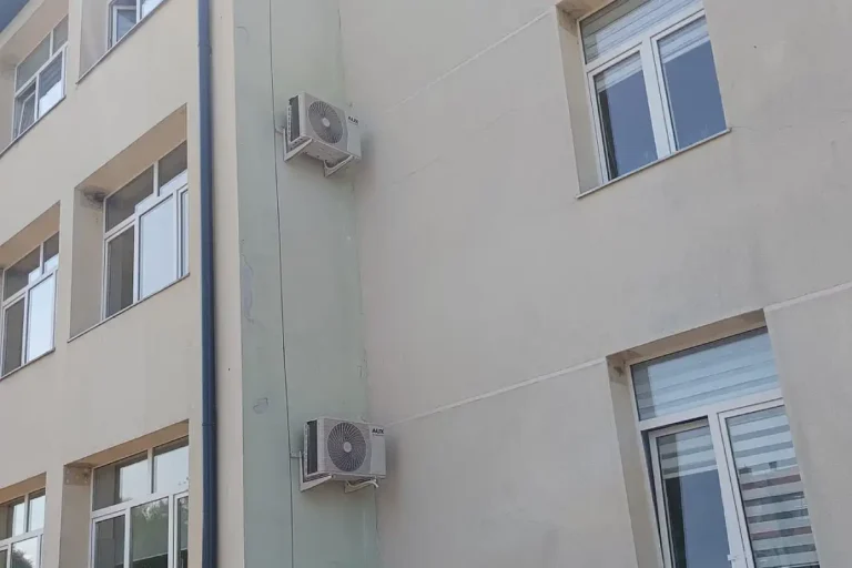 montaż klimatyzacji w szkole rolniczej, wygląd jednostek zewnętrznych na budynku szkoły