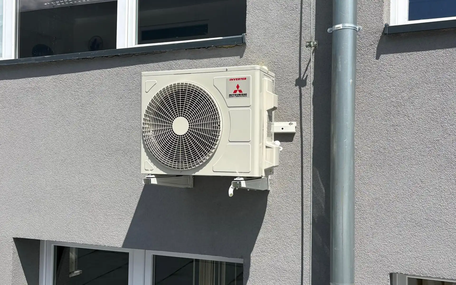 Montaż klimatyzacji w jednostce wojskowej, agregat zewnętrzny przymocowany na elewacji