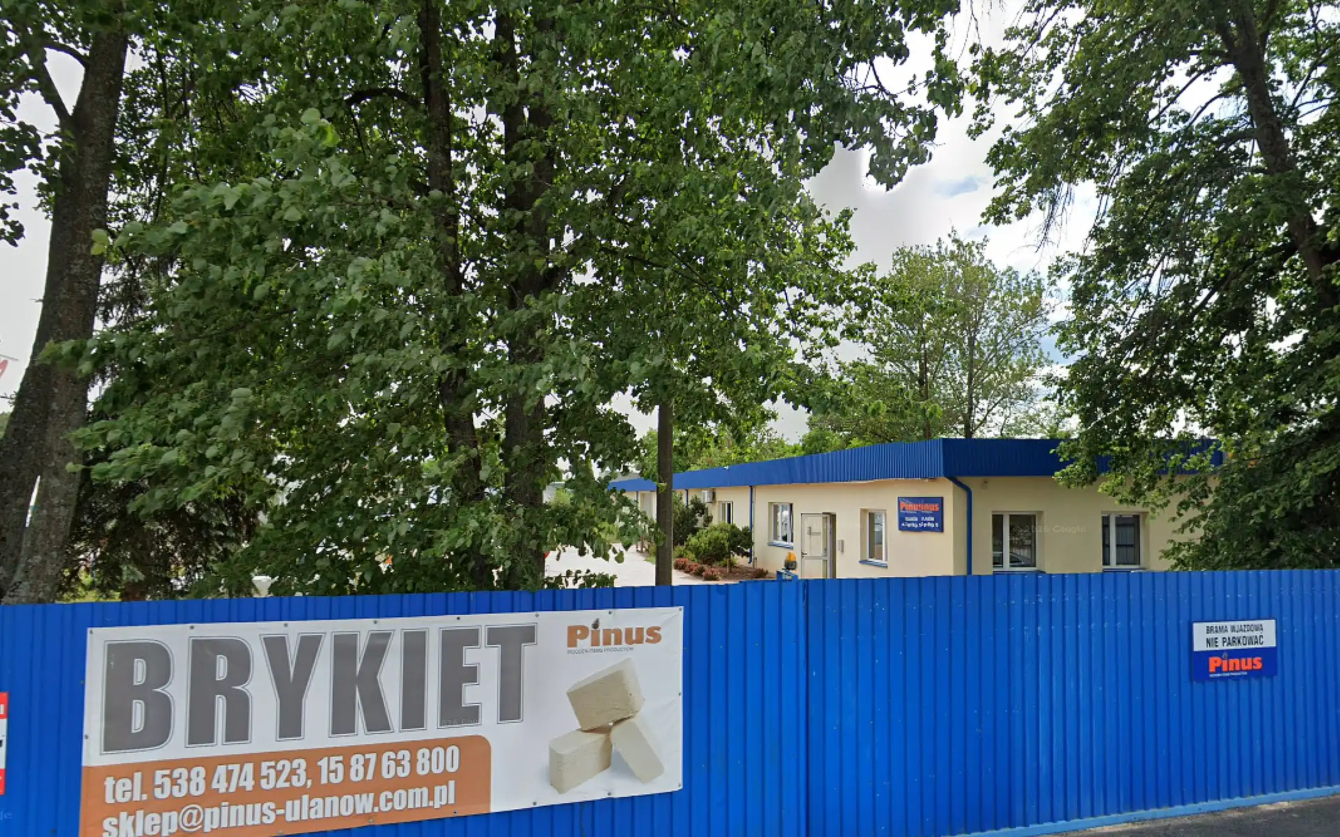 Montaż klimatyzacji w zakładzie produkcyjnym, budynki należące do zakładu