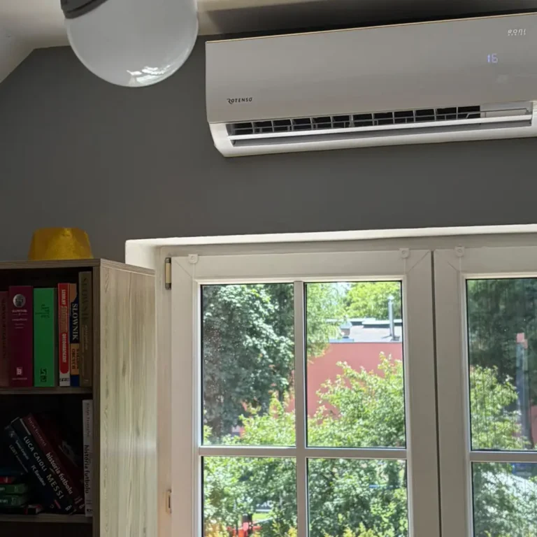 montaż klimatyzatorów Rotenso na poddaszu, jednostka wewnętrzna w biurze domowym