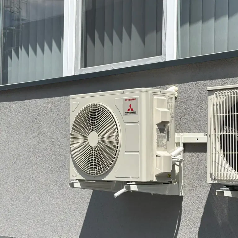 Montaż klimatyzacji w jednostce wojskowej, dwa agregaty zewnętrzne