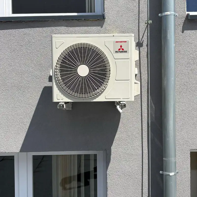 agregat zewnętrzny klimatyzatora zamontowany na budynku jednostki wojskowej Montaż klimatyzacji w jednostce wojskowej, agregat zewnętrzny klimatyzatora