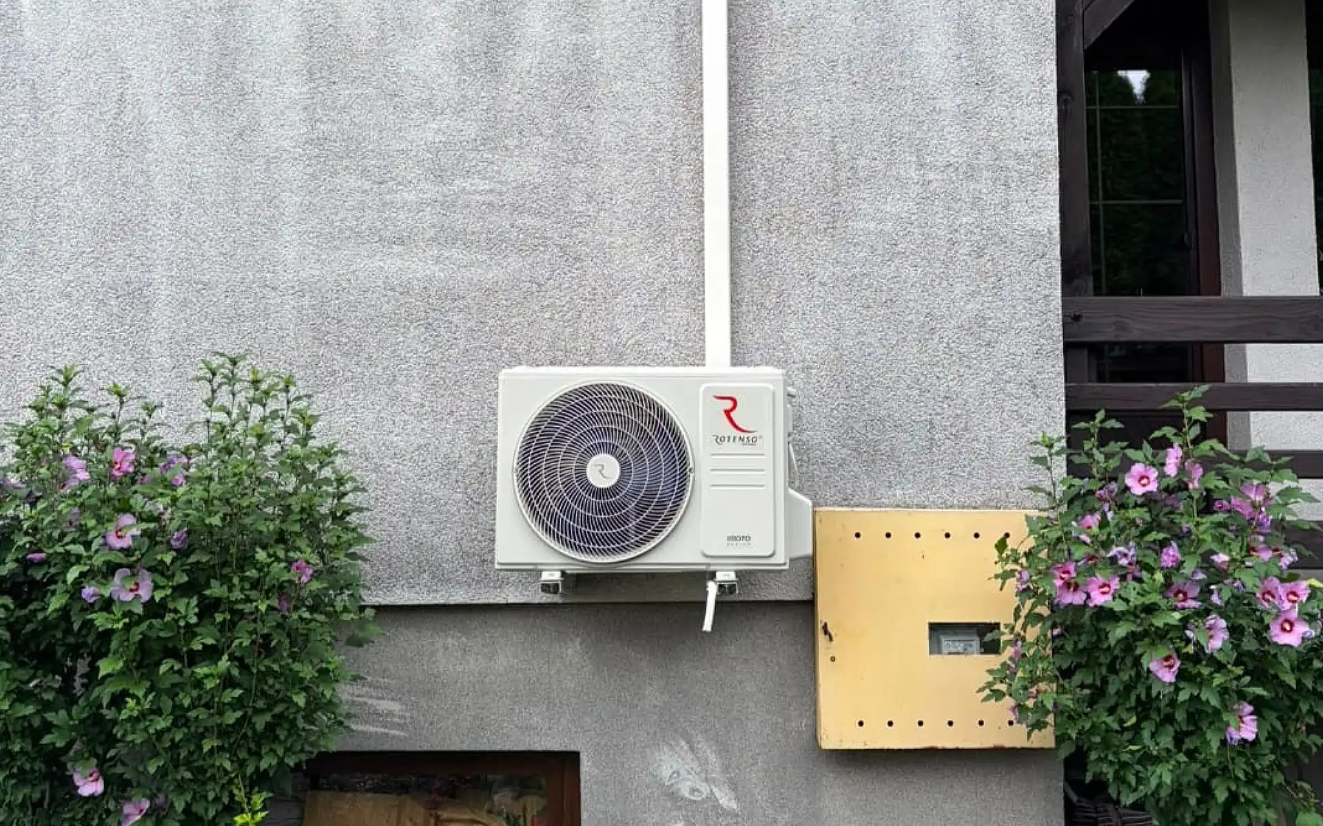 montaż dwóch klimatyzatorów Rotenso Imoto, jednostka zewnętrzna na elewacji