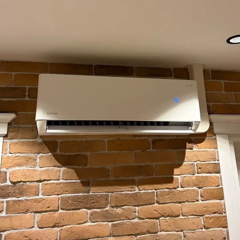 jeden klimatyzator na całe mieszkanie w korytarzu