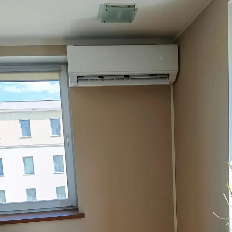 jeden klimatyzator na całe mieszkanie w salonie