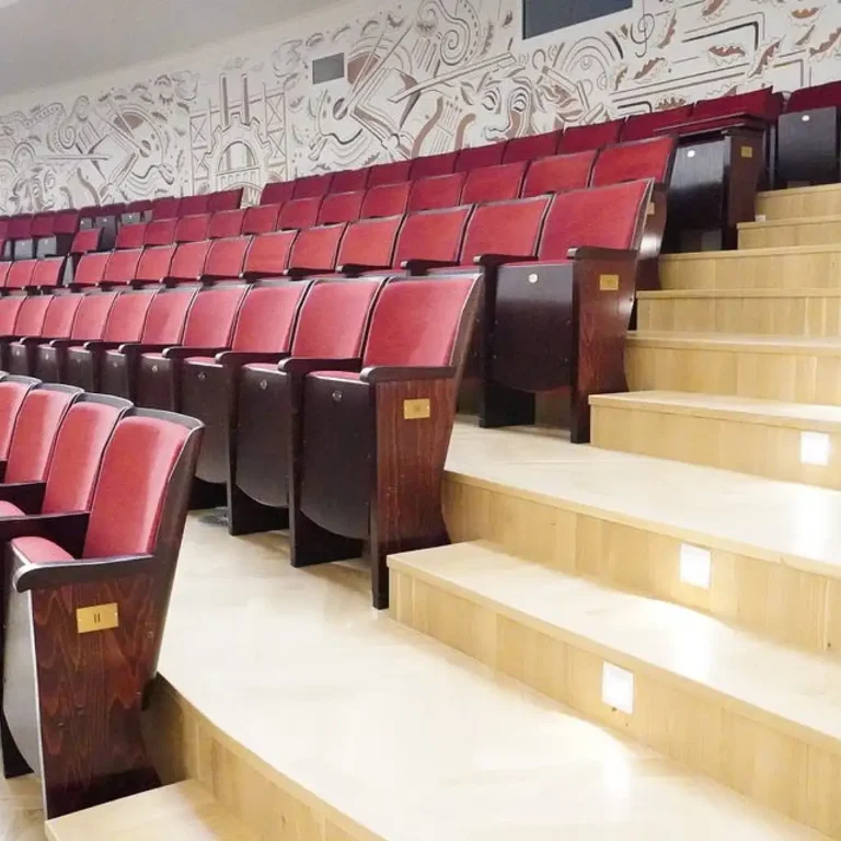 montaż klimatyzacji kanałowej, sala widowiskowa z bliska