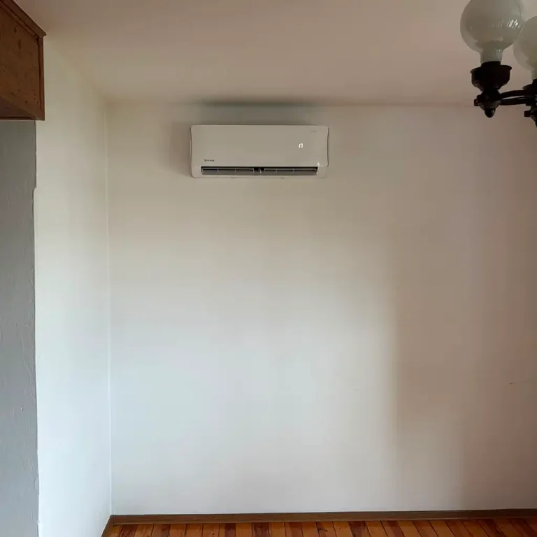 montaż dwóch klimatyzatorów Rotenso Imoto, jednostka wewnętrzna w salonie