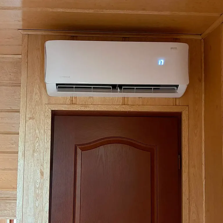 montaż dwóch klimatyzatorów Rotenso Imoto, jednostka wewnętrzna w holu
