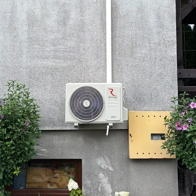 montaż dwóch klimatyzatorów Rotenso Imoto, agregat zewnętrzny na elewacji